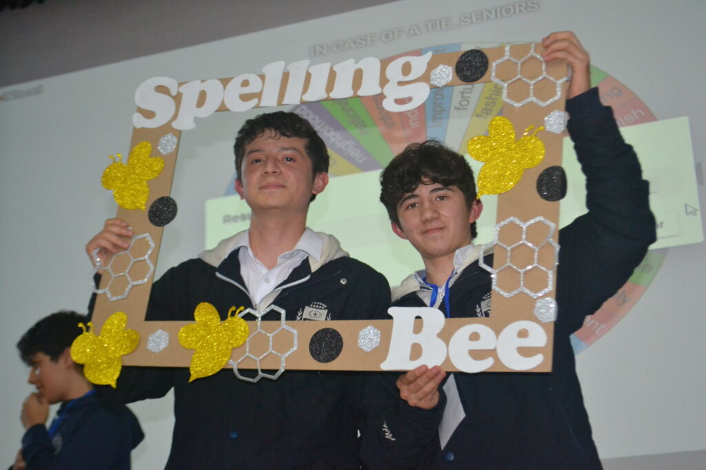 Estudiantes del Colegio Champagnat participando en el concurso Spelling Bee