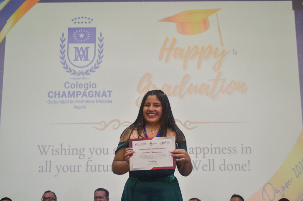 Estudiante del Colegio Champagnat recibiendo su certificado internacional de inglés