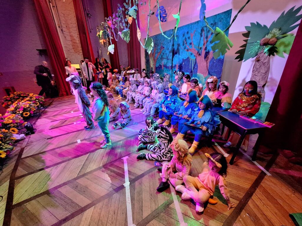 Estudiantes del Colegio Champagnat en un montaje teatral en inglés