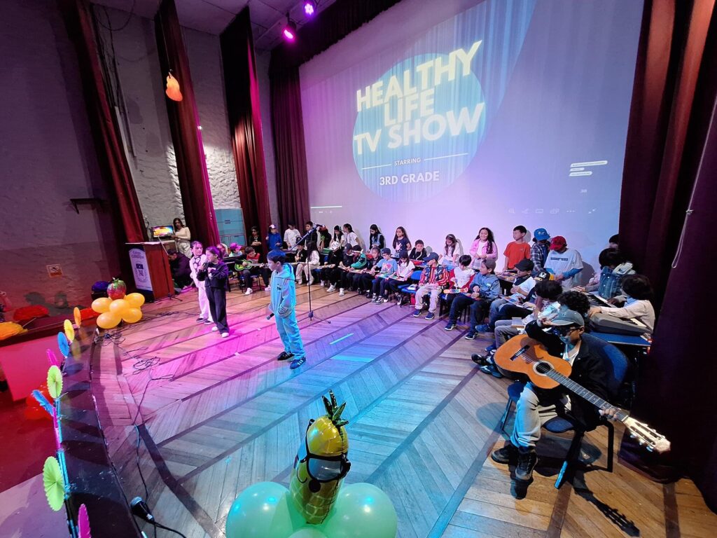 Montaje escolar Healthy Life TV Show, presentado íntegramente en inglés por estudiantes de tercero